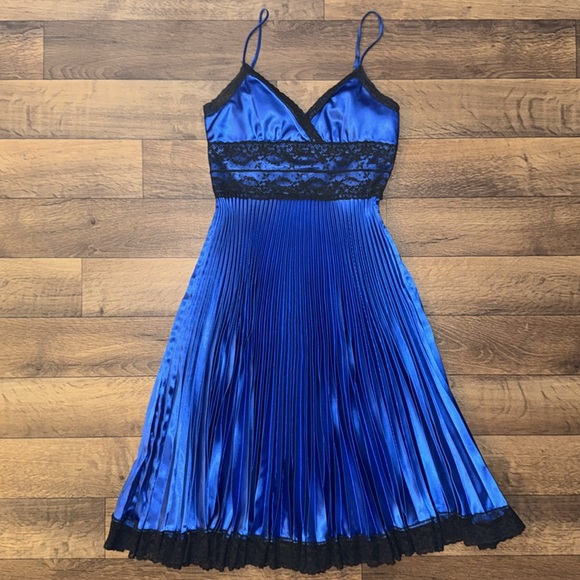 Betsey Johnson Dresses & Skirts - Betsey Johnson New York Size 4 Vintage Accordion Pleats Cobalt Blue Dress Y2K